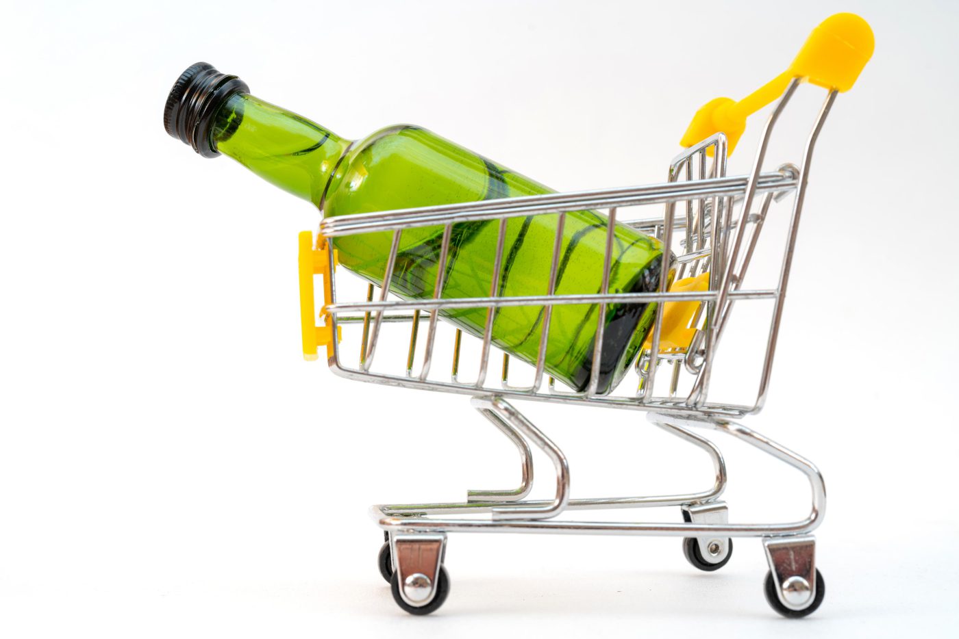 Alkoholin ostaminen alaikäisille on huolestuttavan yleistä
