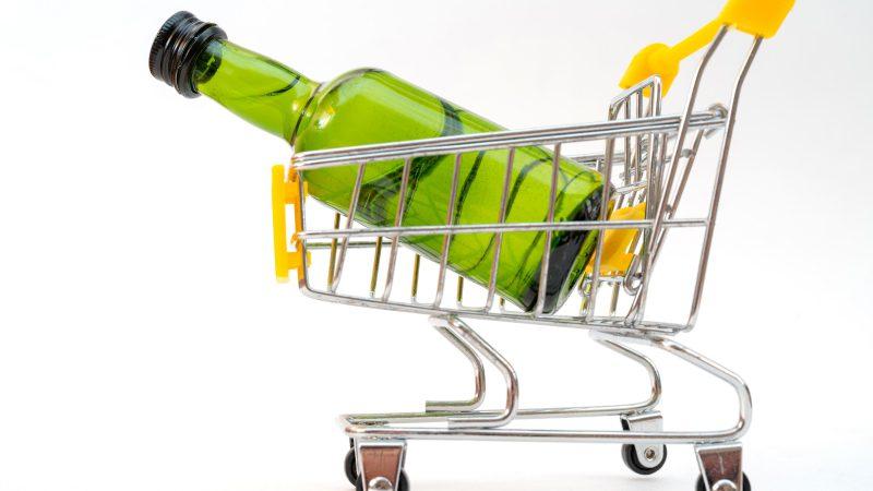 Alkoholin ostaminen alaikäisille on huolestuttavan yleistä