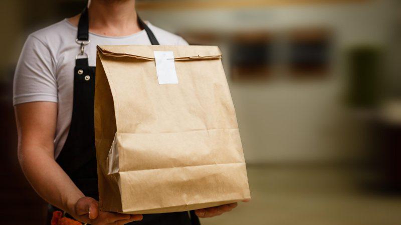 Alkoholijuomien myynti laski – juomien kotiinkuljetus sallittava
