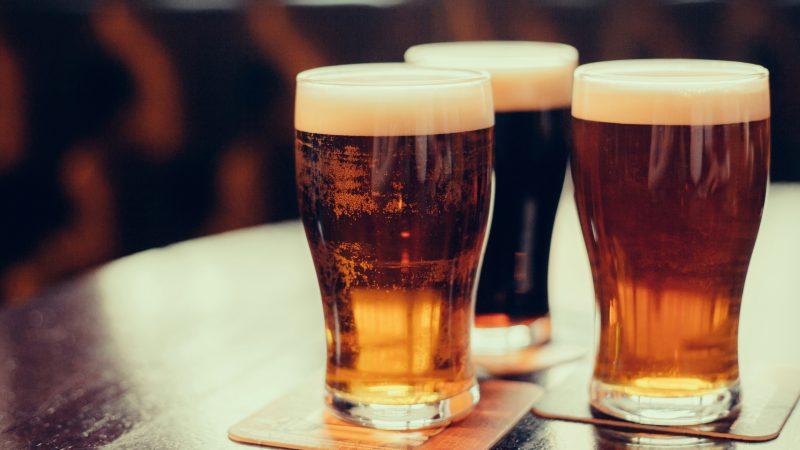 Alkoholijuomien myynti laski yli 3 prosenttia